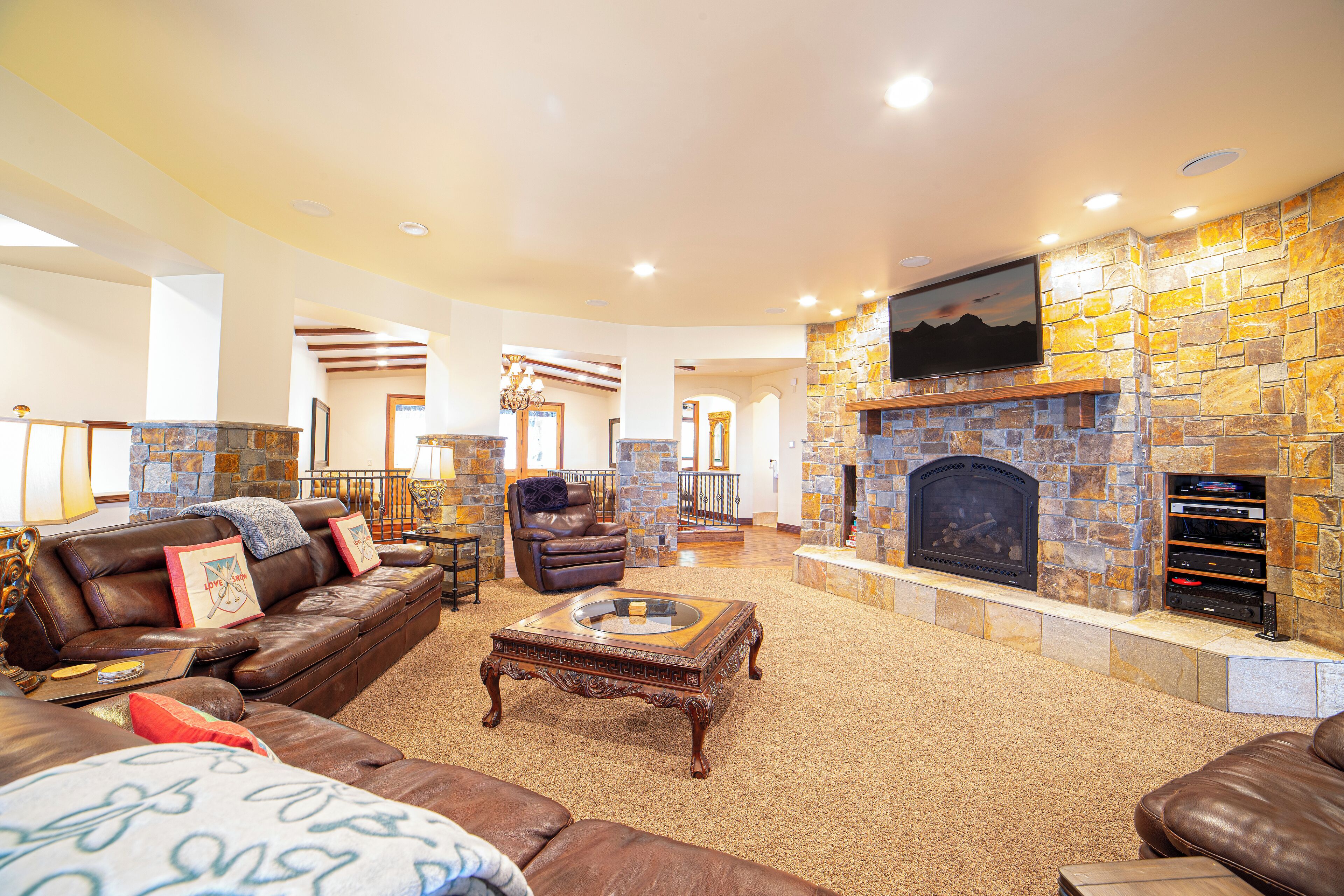 Smart TV, fireplace, stereo