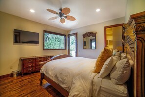 8 makuuhuonetta, silitysrauta/-lauta, ilmainen Wi-Fi, vuodevaatteet