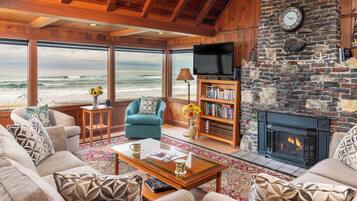 Een smart-tv, een open haard, een dvd-speler en boeken