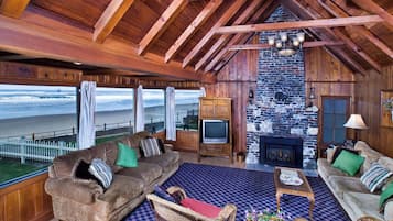 Een smart-tv, een open haard, een dvd-speler en boeken