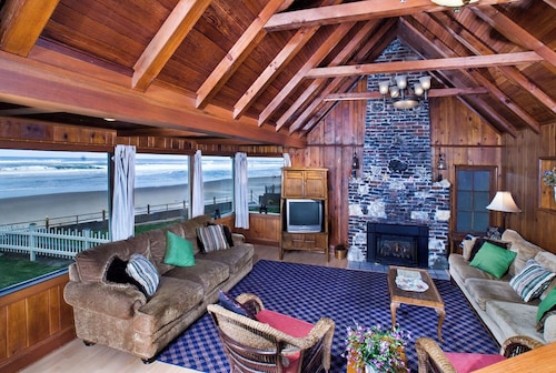 Escaliers menant à la mer avec bain à remous et 7 marches menant au sable.  10 personnes.