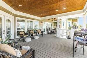 Outdoor dining - Luxury Pirates Beach home with private pool, tropical bar, hot tub, WiFi & gym (Galveston)