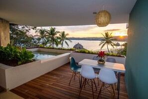 Outdoor dining - 2 Bedroom Beachfront Residence + Panoramic Views (Huatulco)
