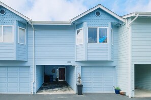 Exterior - Whale watching from oceanfront home (Lincoln City)