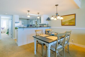 Dining - Whale watching from oceanfront home (Lincoln City)