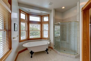 Combined shower/tub, towels - Doc's Landing: Private Pool, Hot Tub, Currituck Club (Corolla)