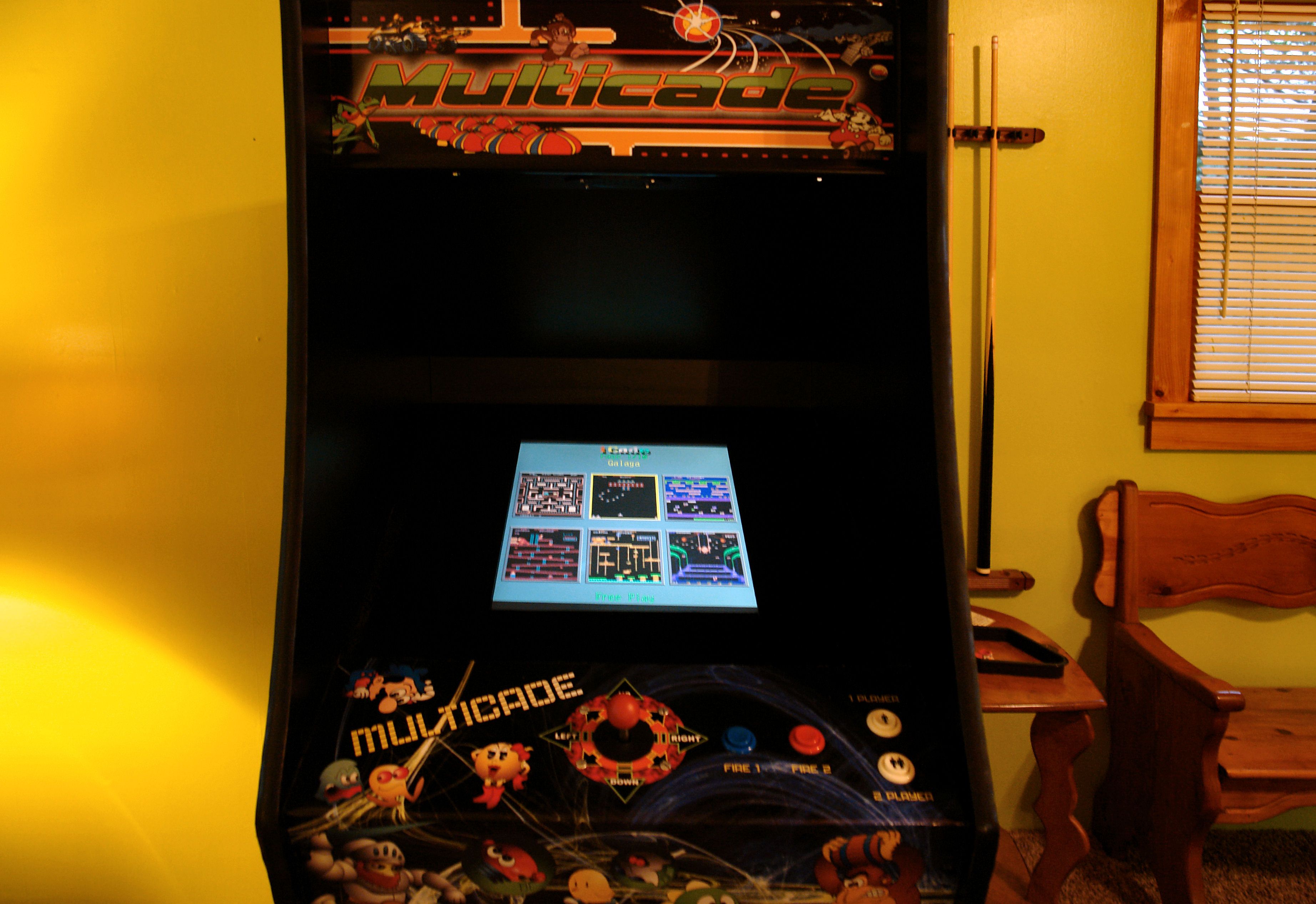Una máquina de videojuegos con varias pantallas y botones.