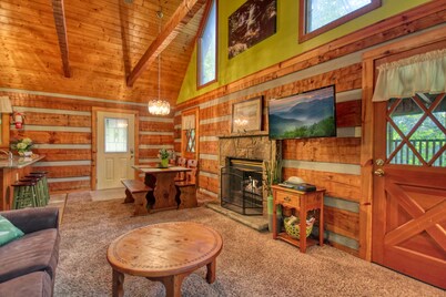 Gatlinburg | Arcade | Hot Tub | Fireplace | WiFi