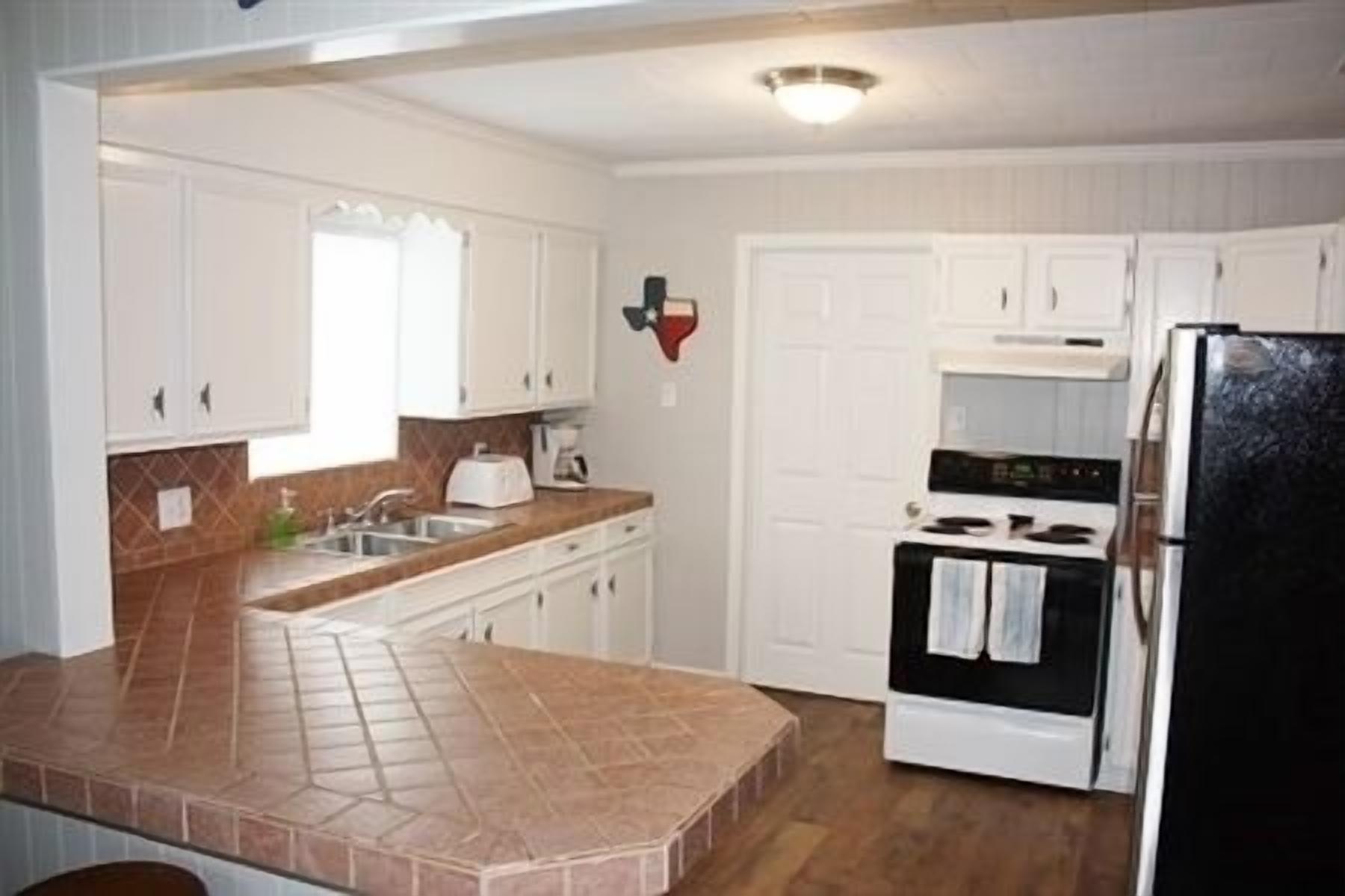 Frigorífico, microondas, placa de cocina y lavavajillas