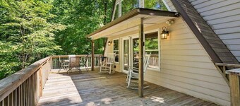 Scenic Site A-Frame Mountain Views near Brevard, Fire pit, Pets OK, free Biltmore Pass
