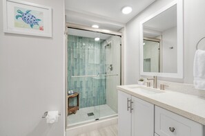 Dusche, Haartrockner, Handtücher