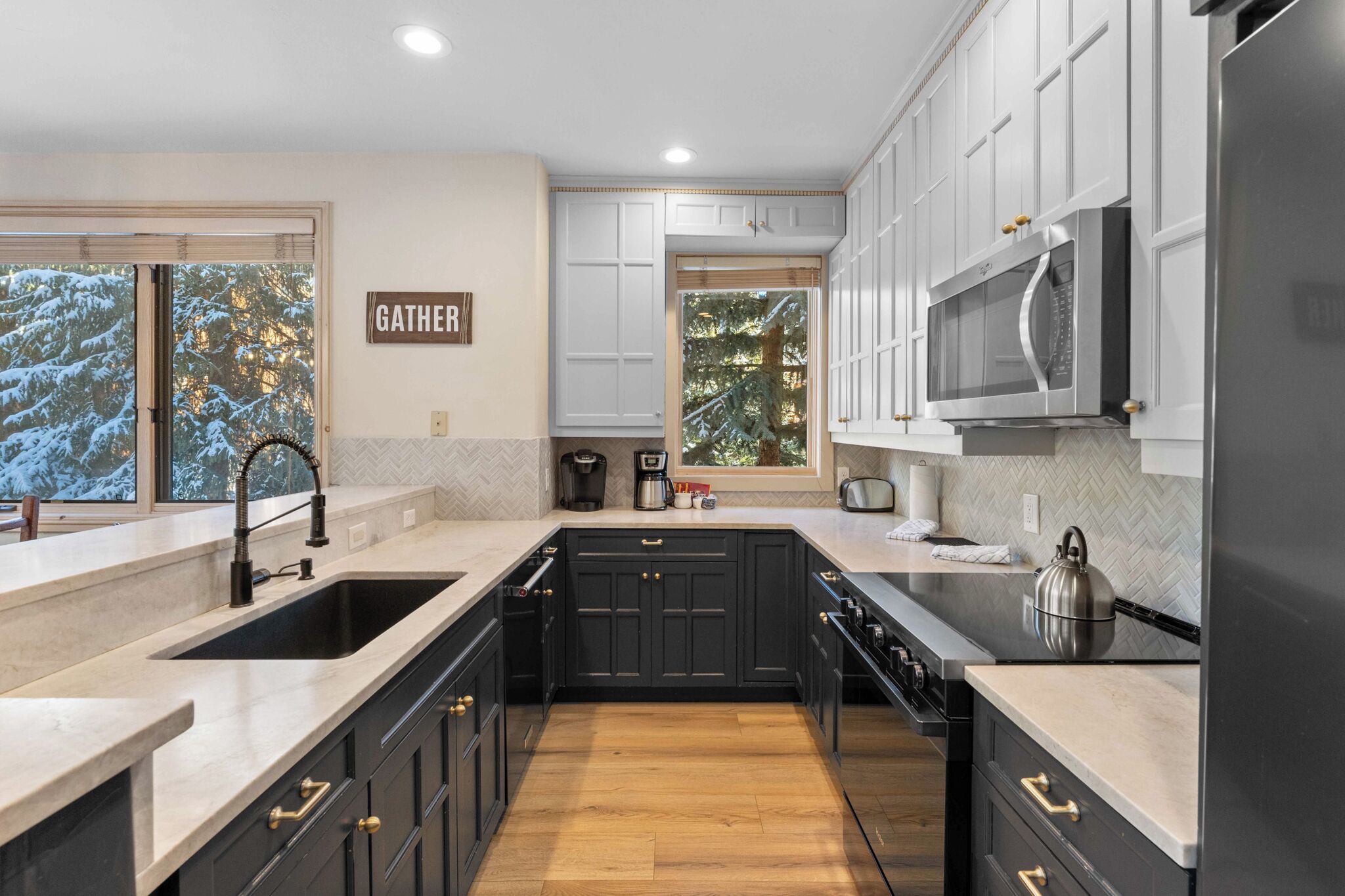 Réfrigérateur, four à micro-ondes, un four, surface de cuisson