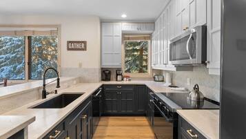 Réfrigérateur, four à micro-ondes, un four, surface de cuisson