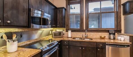 Frigorifero, microonde, forno, piano cottura