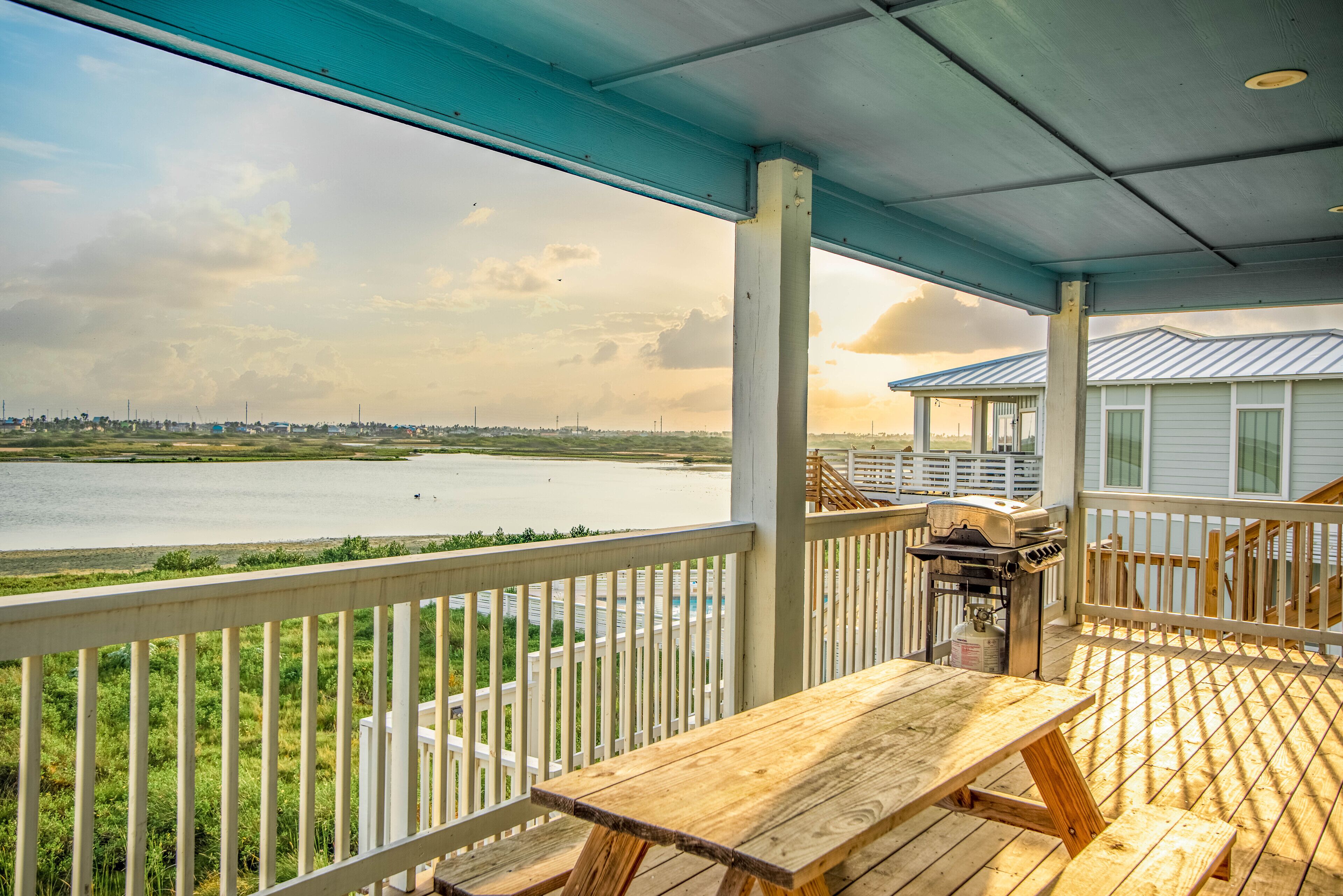 Overlooking Nature Preserve! Open living space! Separate Mini apartment!