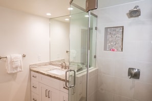 Shower, hair dryer, towels - Ma'alaea Surf Unit E5-2BD Beachfront Condo, AC, Wi-Fi, Pool, TV, Kitchen (Kihei)