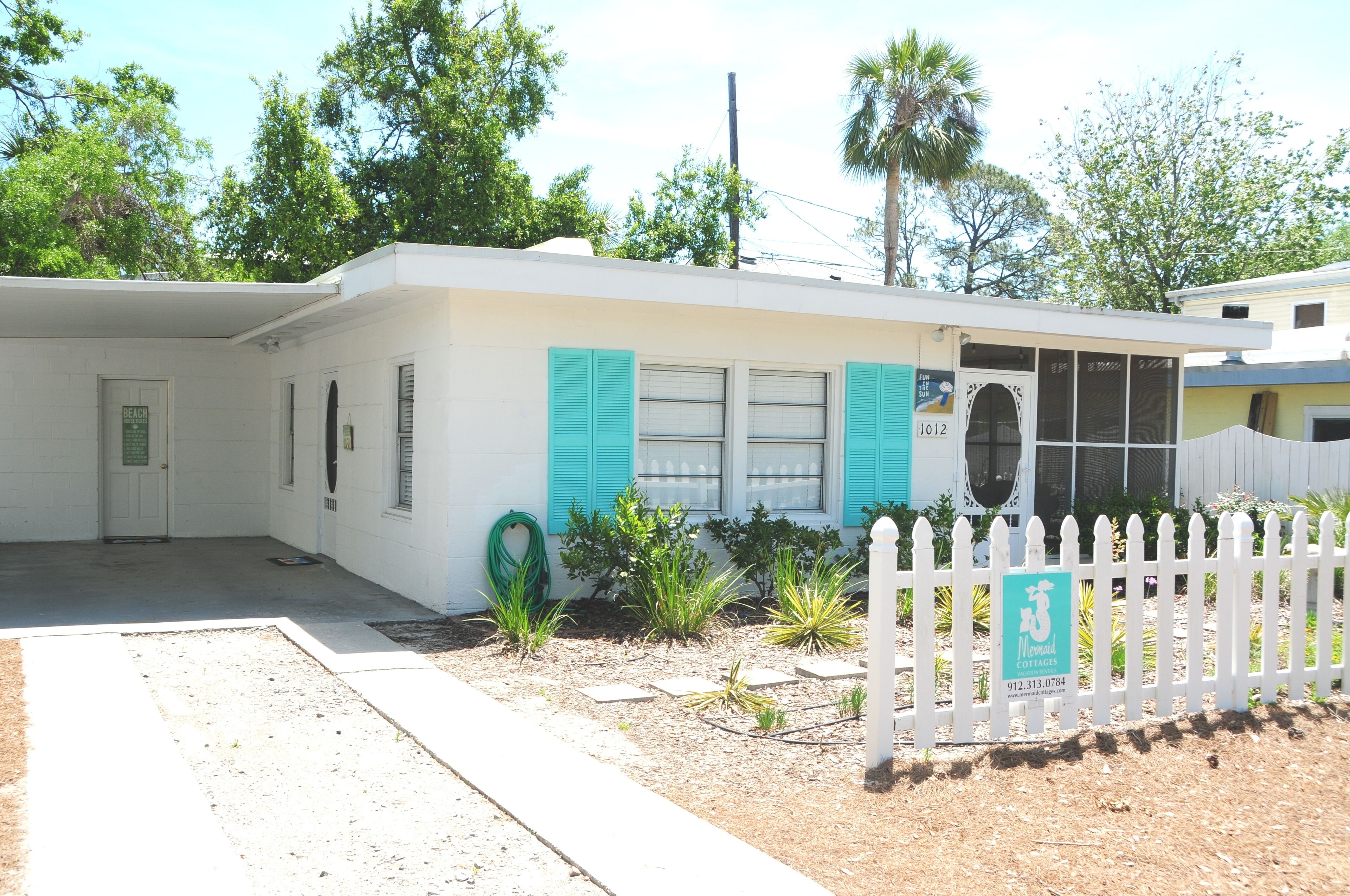Fun in the Sun c1954! Ground Level, Fenced Yard, Screened Porch. PETS! WIFI