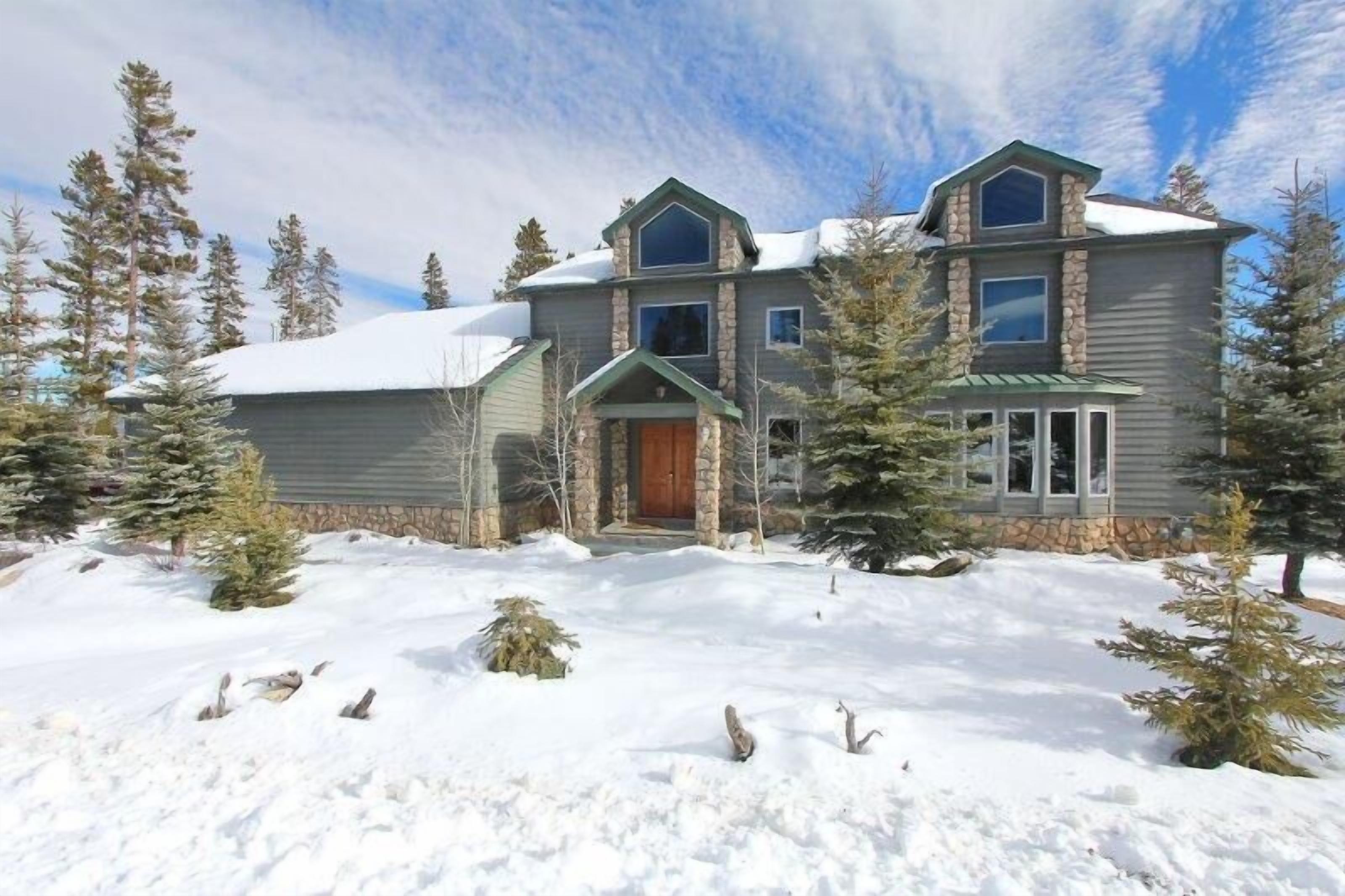 Eagle Wind Lodge | Large & Luxe Ski Lodge | Private Hot Tub | Movie & Game Room