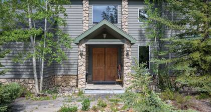 Eagle Wind Lodge | Large & Luxe Ski Lodge | Private Hot Tub | Movie & Game Room