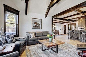 Flatscreentelevisie, een open haard, een dvd-speler en een stereo