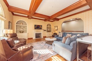 智能電視、壁爐、足球機、乒乓球設施