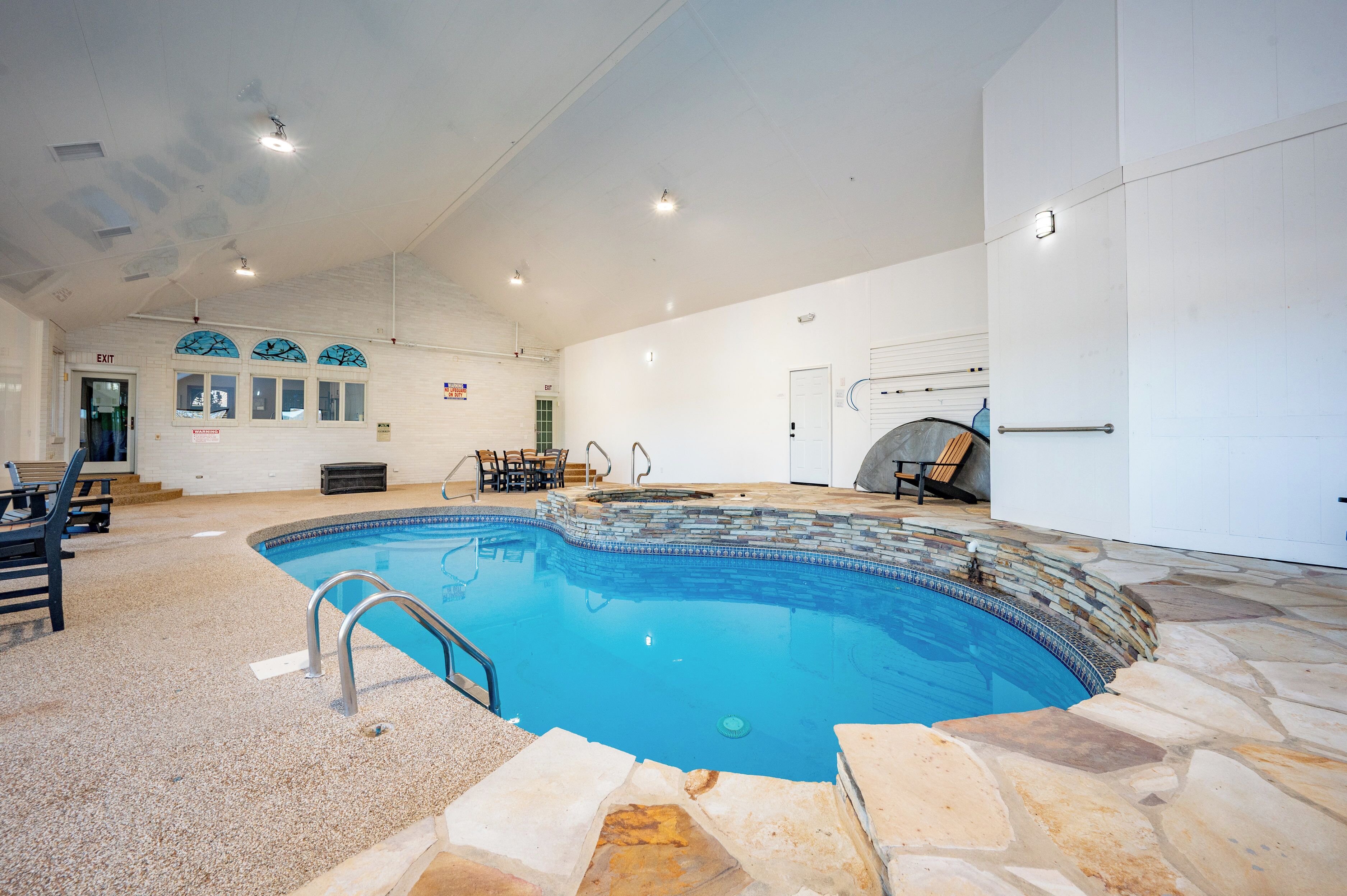 Una piscina cubierta, una piscina climatizada