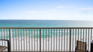Ein Balkon mit Blick auf Strand und Meer.