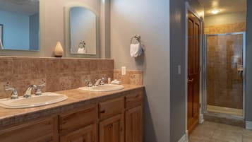 Combined shower/tub, free toiletries, hair dryer, towels