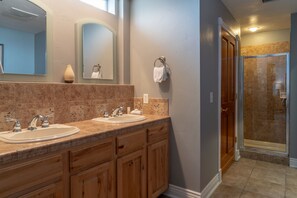 Combined shower/tub, free toiletries, hair dryer, towels