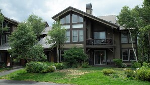 A two-story lodge with a balcony and a covered front porch. - Scenic Family-Friendly Condo w/ Spa 307 (Mammoth Lakes)