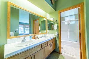 Ducha y bañera combinadas, secador de pelo y toallas