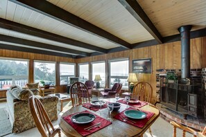 Dining - Dog-Friendly Oceanfront Suite with Views of Pacific & Easy Beach Access (Otter Rock)