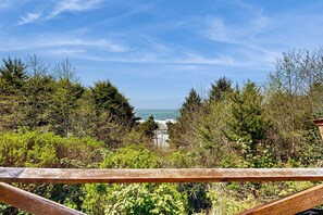 Property grounds - Dog-Friendly Oceanfront Suite with Views of Pacific & Easy Beach Access (Otter Rock)