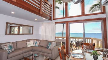 Smart TV, libros y oficina