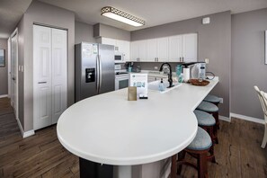 Fridge, microwave, oven, stovetop - Island Princess 509 Gulf front condo (Fort Walton Beach)