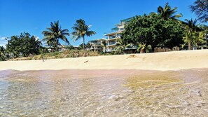 Rannalla, aurinkotuoleja, rantapyyhkeitä