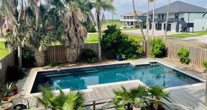 Cool Off with Private Pool! 3 Bedroom, 2 Bathroom. Sleep 12