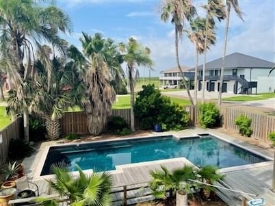 Cool Off with Private Pool! 3 Bedroom, 2 Bathroom. Sleep 12
