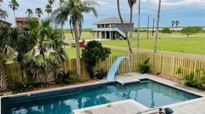 Cool Off with Private Pool! 3 Bedroom, 2 Bathroom. Sleep 12