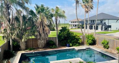 Cool Off with Private Pool! 3 Bedroom, 2 Bathroom. Sleep 12