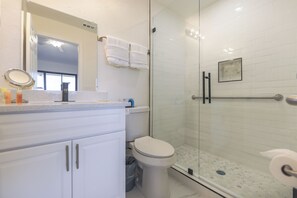 Dusche, Haartrockner, Handtücher