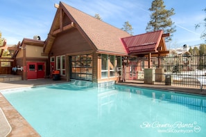 Een verwarmd zwembad