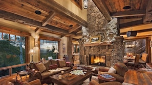 Smart TV, chimenea y oficina