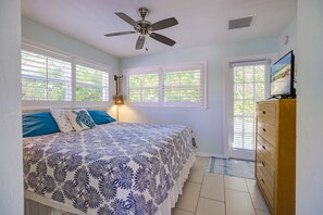 1 bedroom, iron/ironing board, free WiFi, bed sheets - White Caps #7 one bedroom beach view cottage, Sanibel island vacation rental (Sanibel)