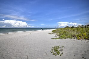 On the beach - White Caps #7 one bedroom beach view cottage, Sanibel island vacation rental (Sanibel)