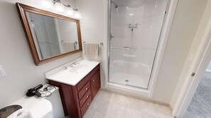 Combined shower/bathtub, towels - Willow Landing - Enjoy Breathtaking Sunrises on Keuka Lake! (Penn Yan)