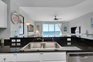 ثلاجة، ميكروويف، فرن، موقد طهي مسطح