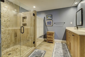 Combined shower/bathtub, hair dryer, towels - 508 Windsor Place-OCEANFRONT 5TH FLOOR PENTHOUSE! (Hilton Head Island)
