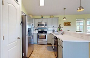 Køleskab, mikrobølgeovn, ovn, kogeplade