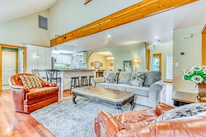 TV, caminetto, lettore DVD, libri